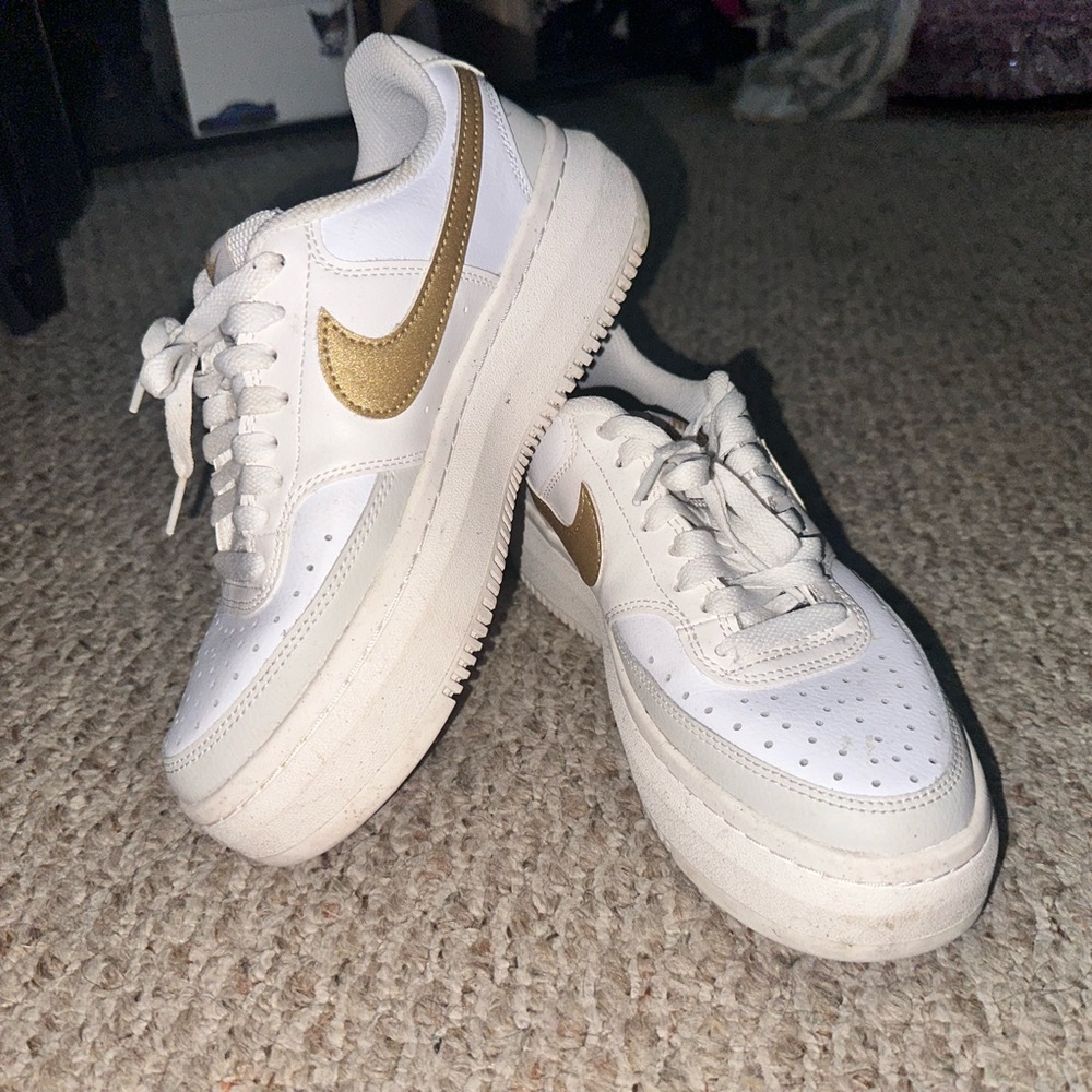 White Nike shoes women’s